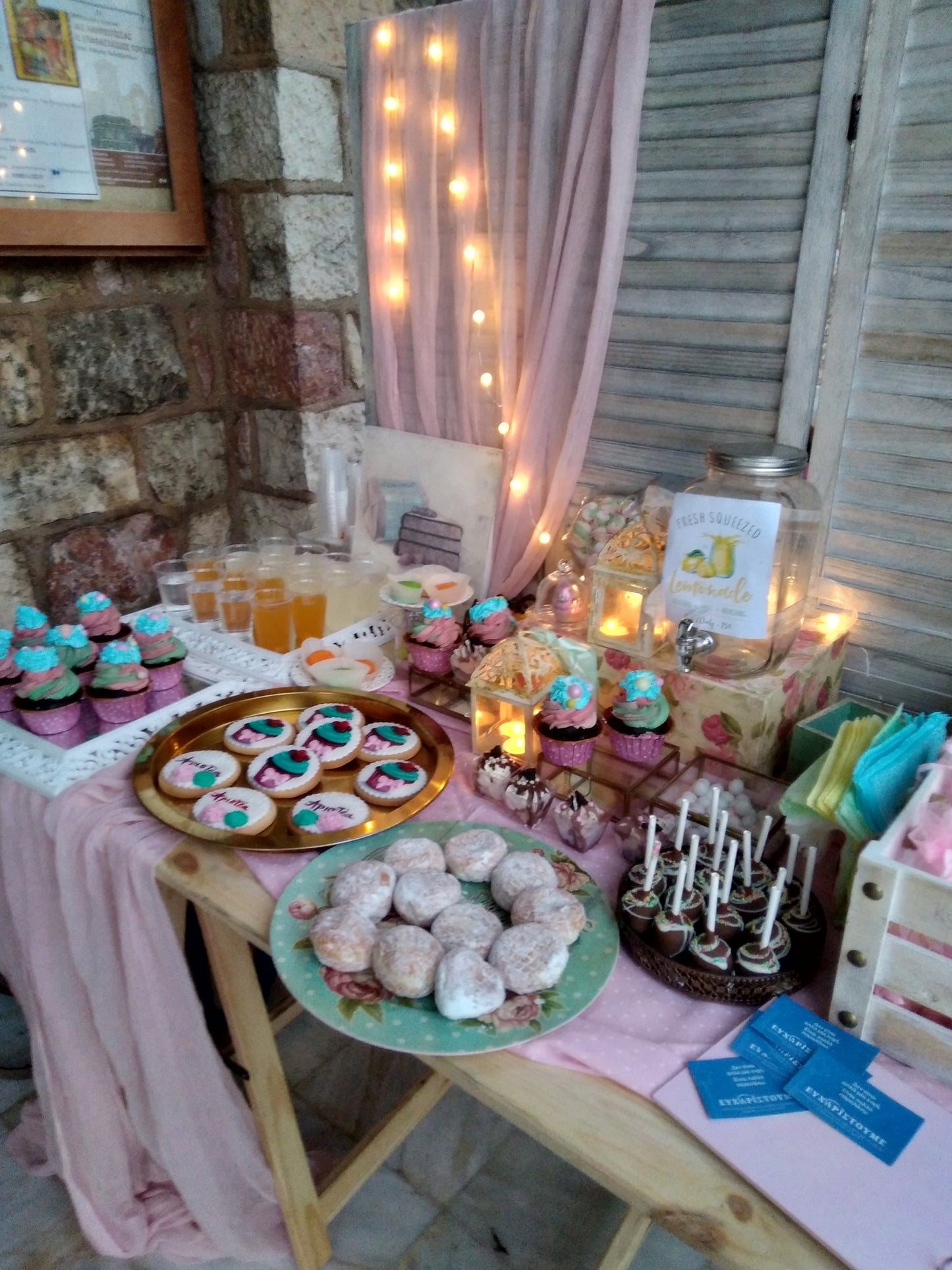 Candy bar 100 ατόμων με θέμα Cup cakes