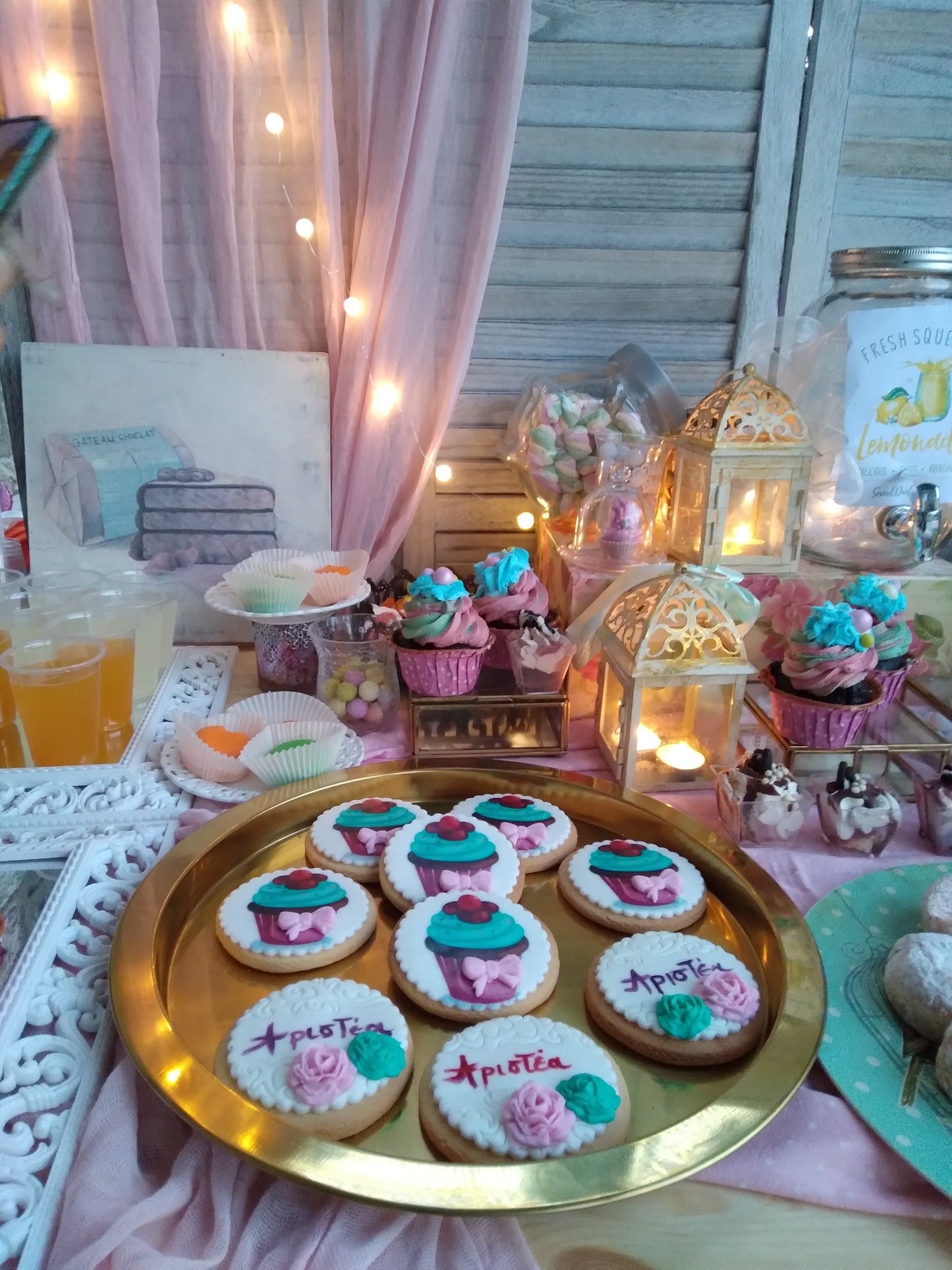Candy bar 100 ατόμων με θέμα Cup cakes