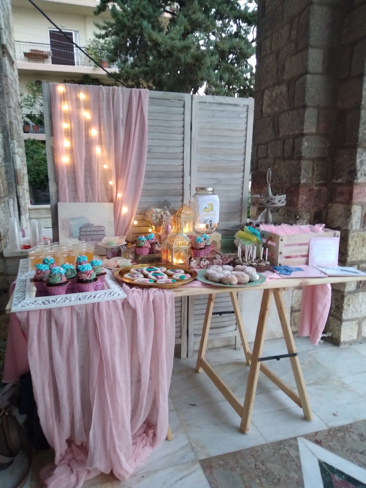 Candy bar 100 ατόμων με θέμα Cup cakes