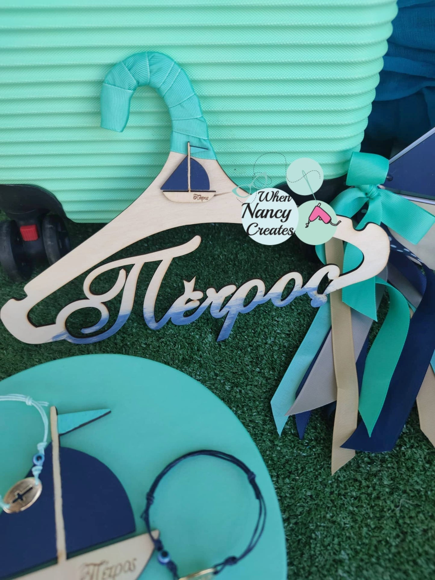 Κρεμάστρα με όνομα για το βαφτιστικό ρούχο με θέμα καράβι