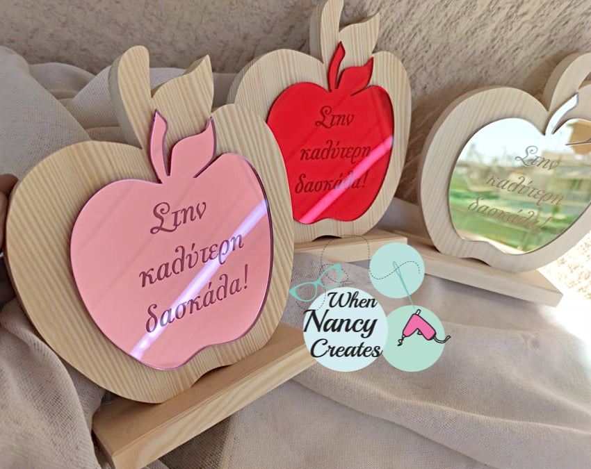 Ξύλινο γούρι μήλο με αφιέρωση για την δασκάλα