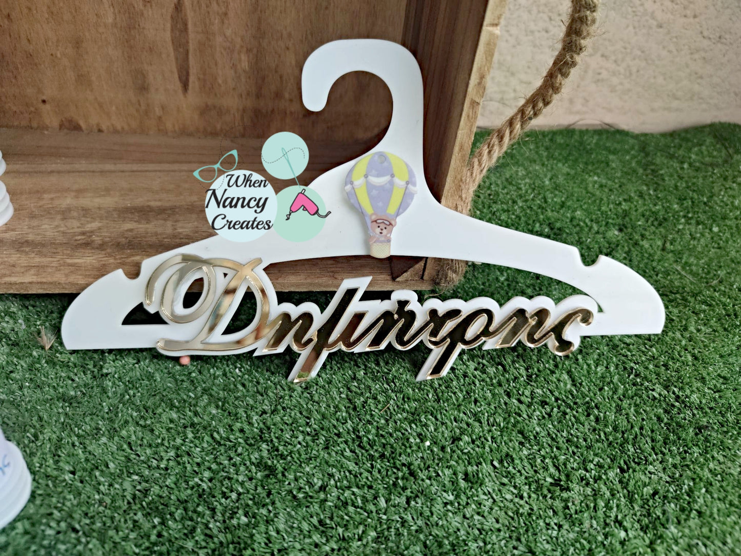 Κρεμάστρα plexiglass με όνομα για το βαφτιστικό ρούχο με θέμα αρκουδάκι σε αερόστατο