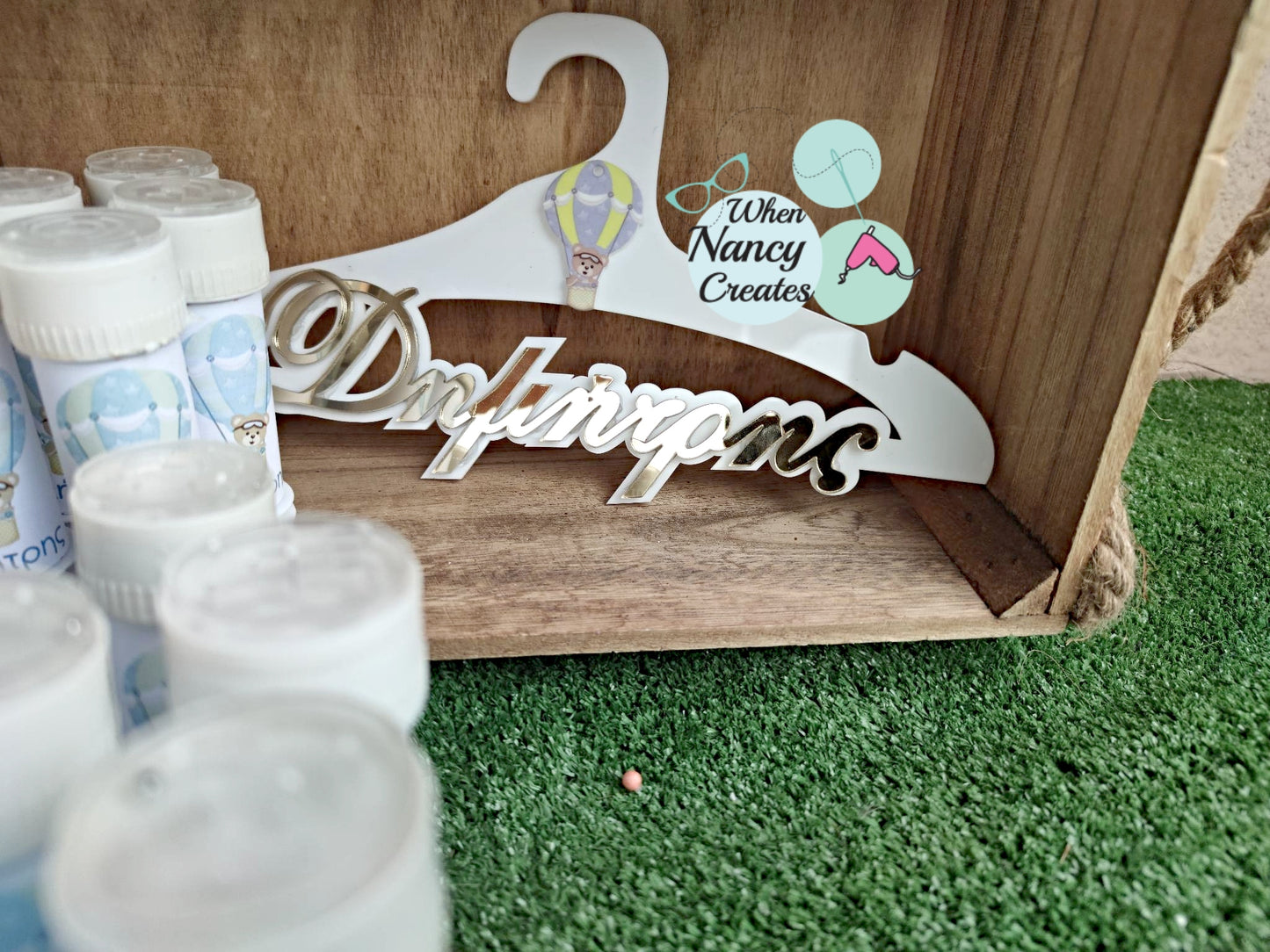 Κρεμάστρα plexiglass με όνομα για το βαφτιστικό ρούχο με θέμα αρκουδάκι σε αερόστατο
