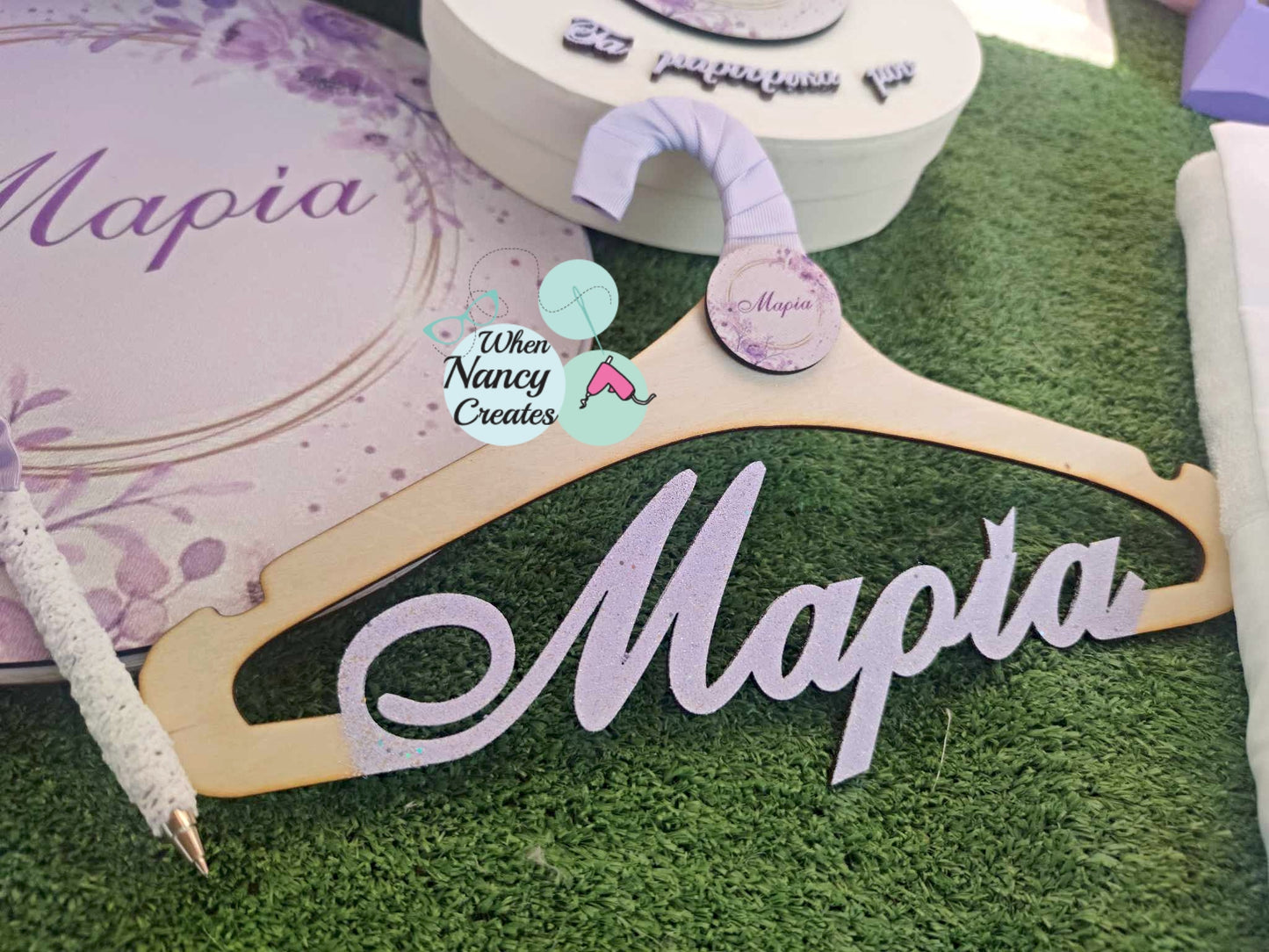 Κρεμάστρα με όνομα για το βαφτιστικό ρούχο με θέμα λουλούδια