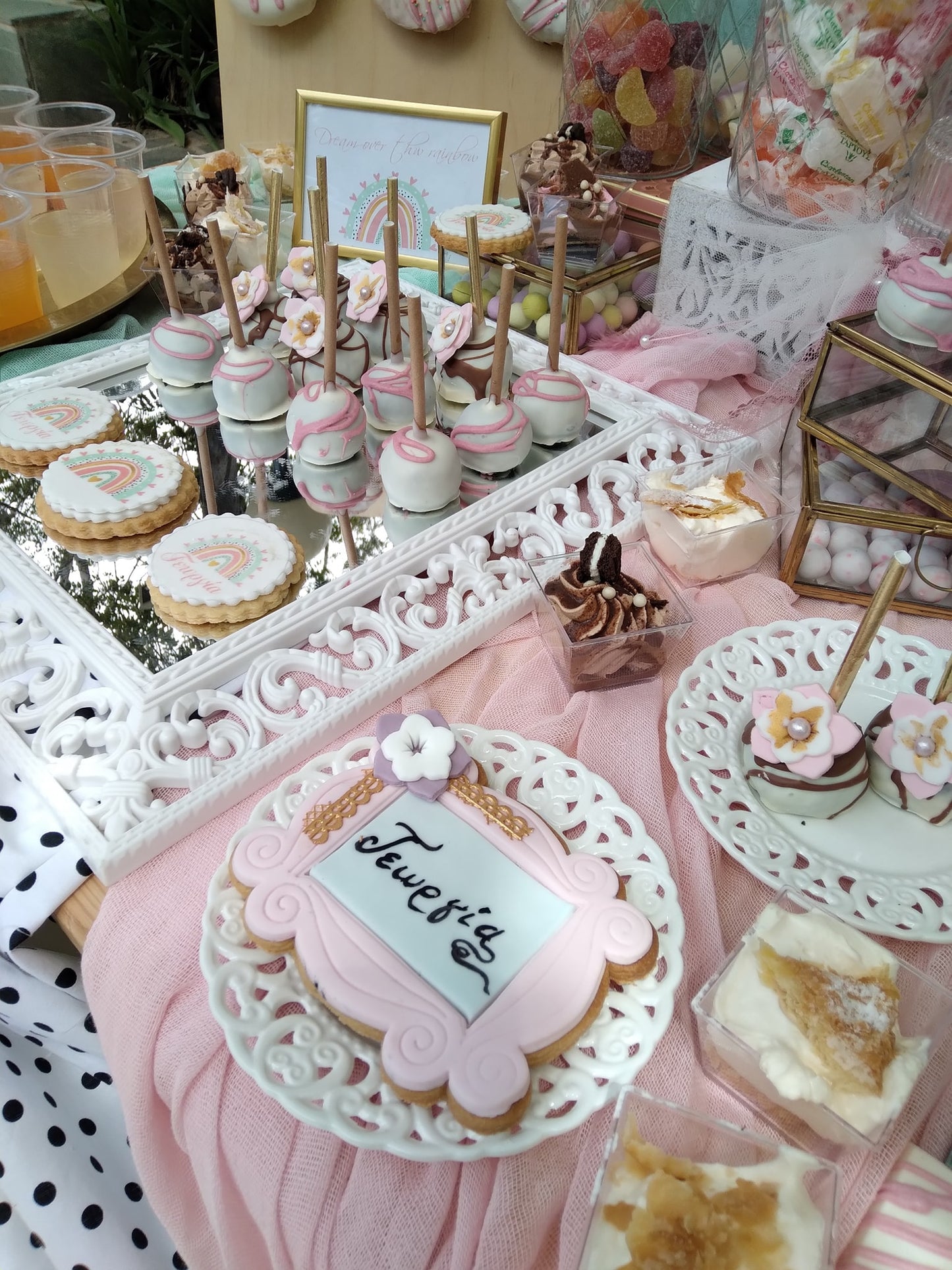 Candy bar 100 ατόμων με θέμα Ουράνιο τόξο