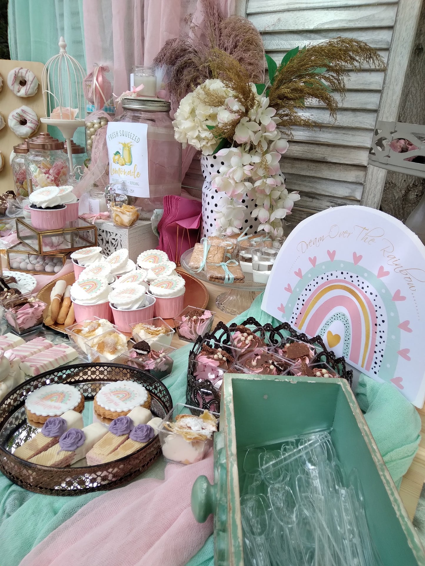 Candy bar 100 ατόμων με θέμα Ουράνιο τόξο