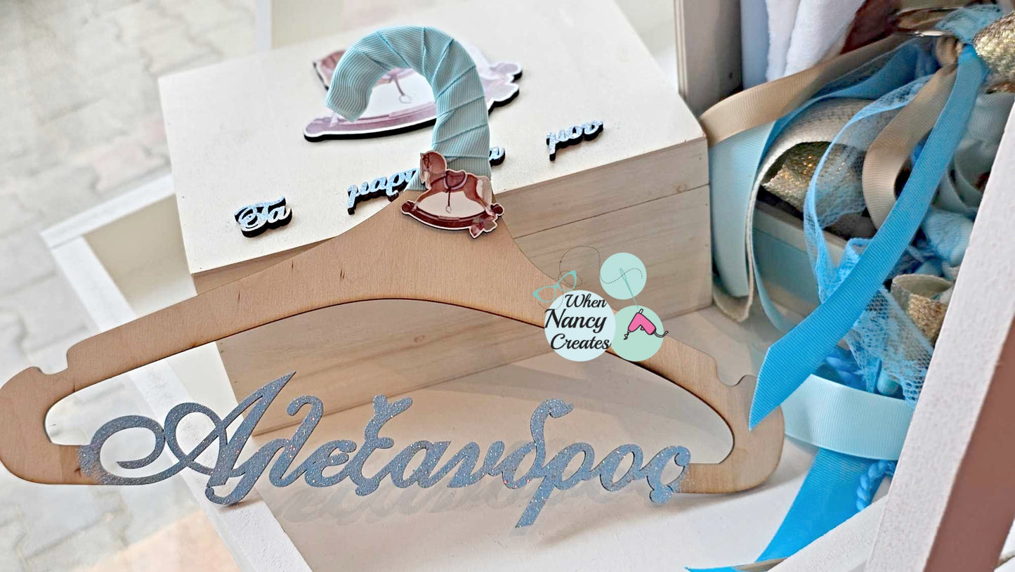 Κρεμάστρα με όνομα για το βαφτιστικό ρούχο με θέμα κουνιστό αλογάκι