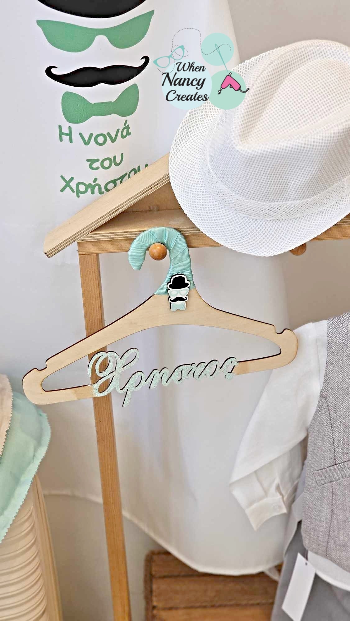 Κρεμάστρα με όνομα για το βαφτιστικό ρούχο με θέμα Litlle man