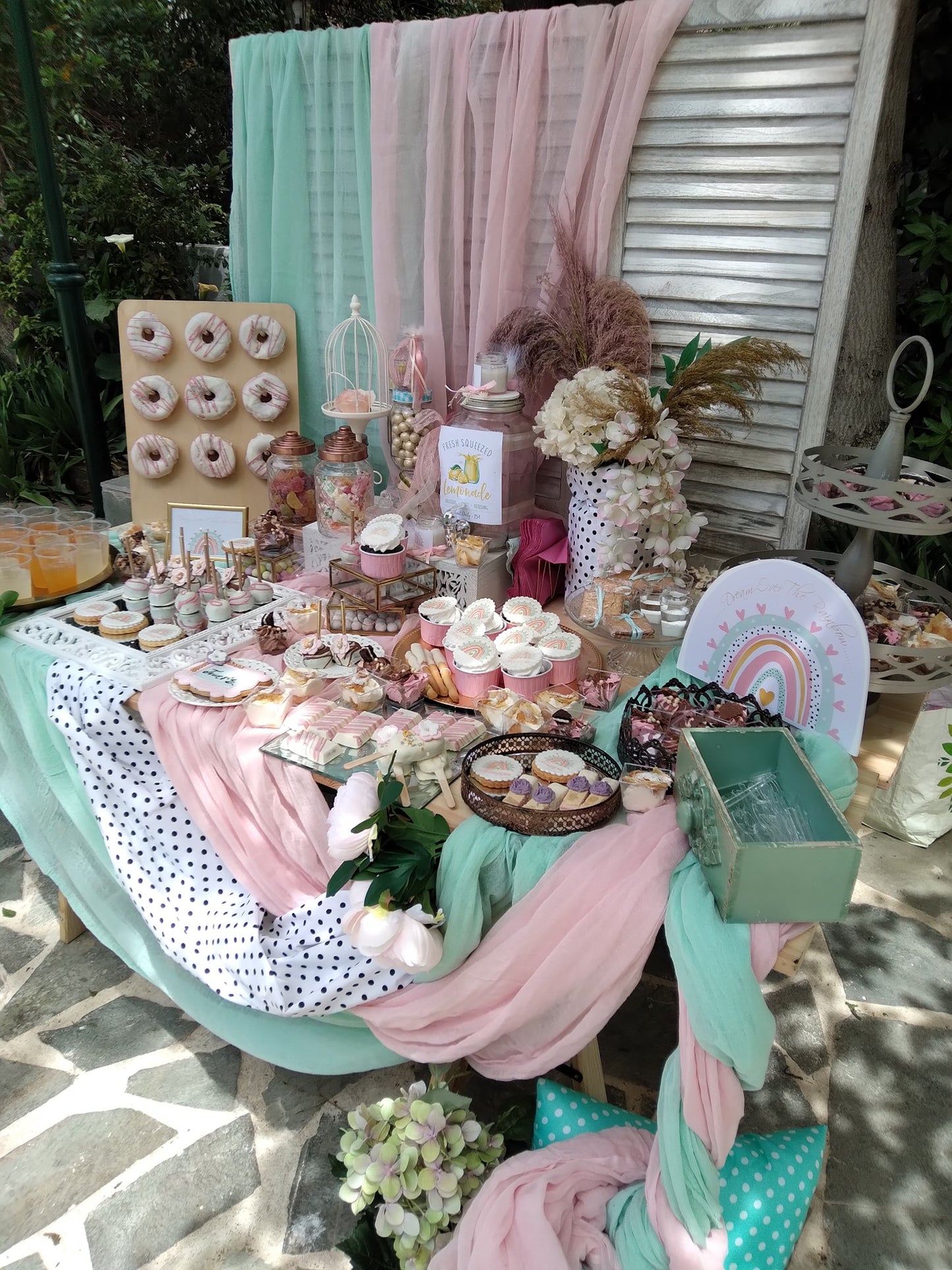 Candy bar 100 ατόμων με θέμα Ουράνιο τόξο