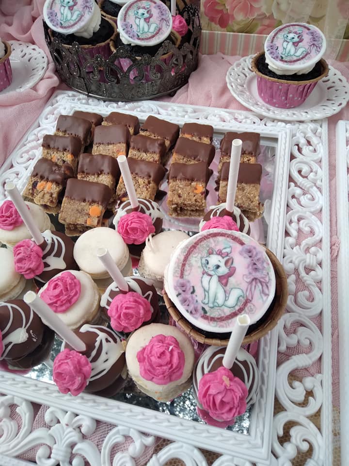 Candy bar 100 ατόμων με θέμα Αριστόγατες