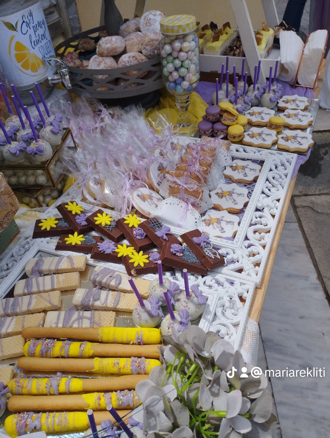 Candy bar 100 ατόμων με θέμα κοριτσάκι με πατίνι