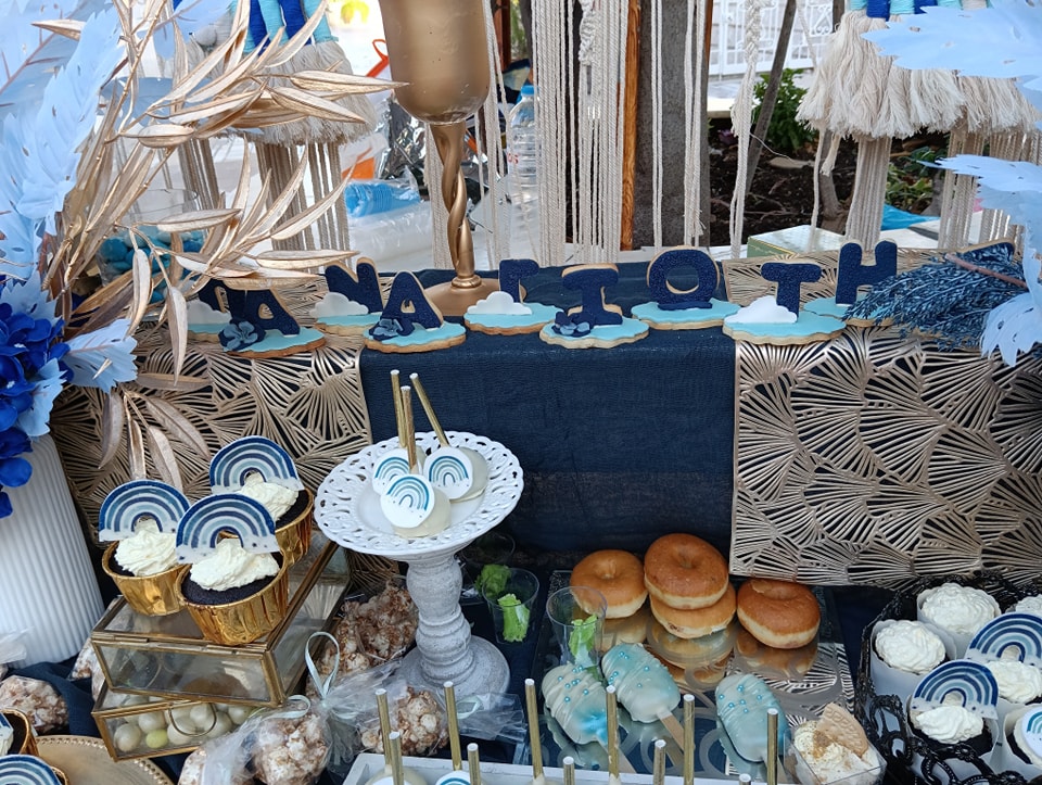 Candy bar 100 ατόμων με θέμα ουράνιο τόξο