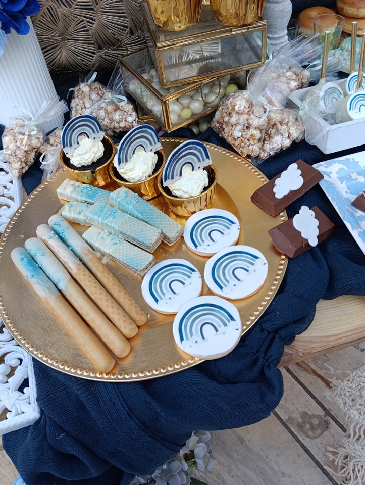 Candy bar 100 ατόμων με θέμα ουράνιο τόξο