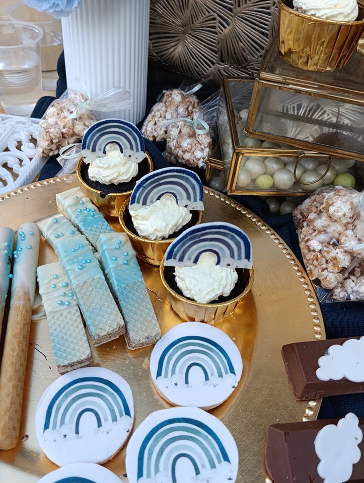 Candy bar 100 ατόμων με θέμα ουράνιο τόξο