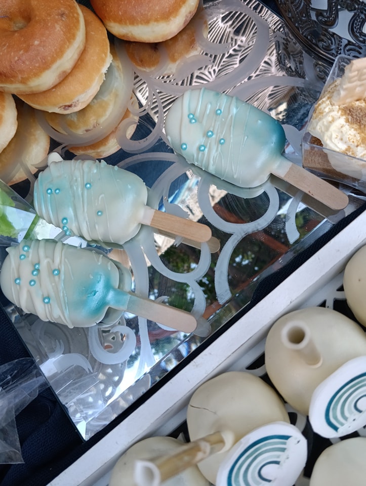 Candy bar 100 ατόμων με θέμα ουράνιο τόξο
