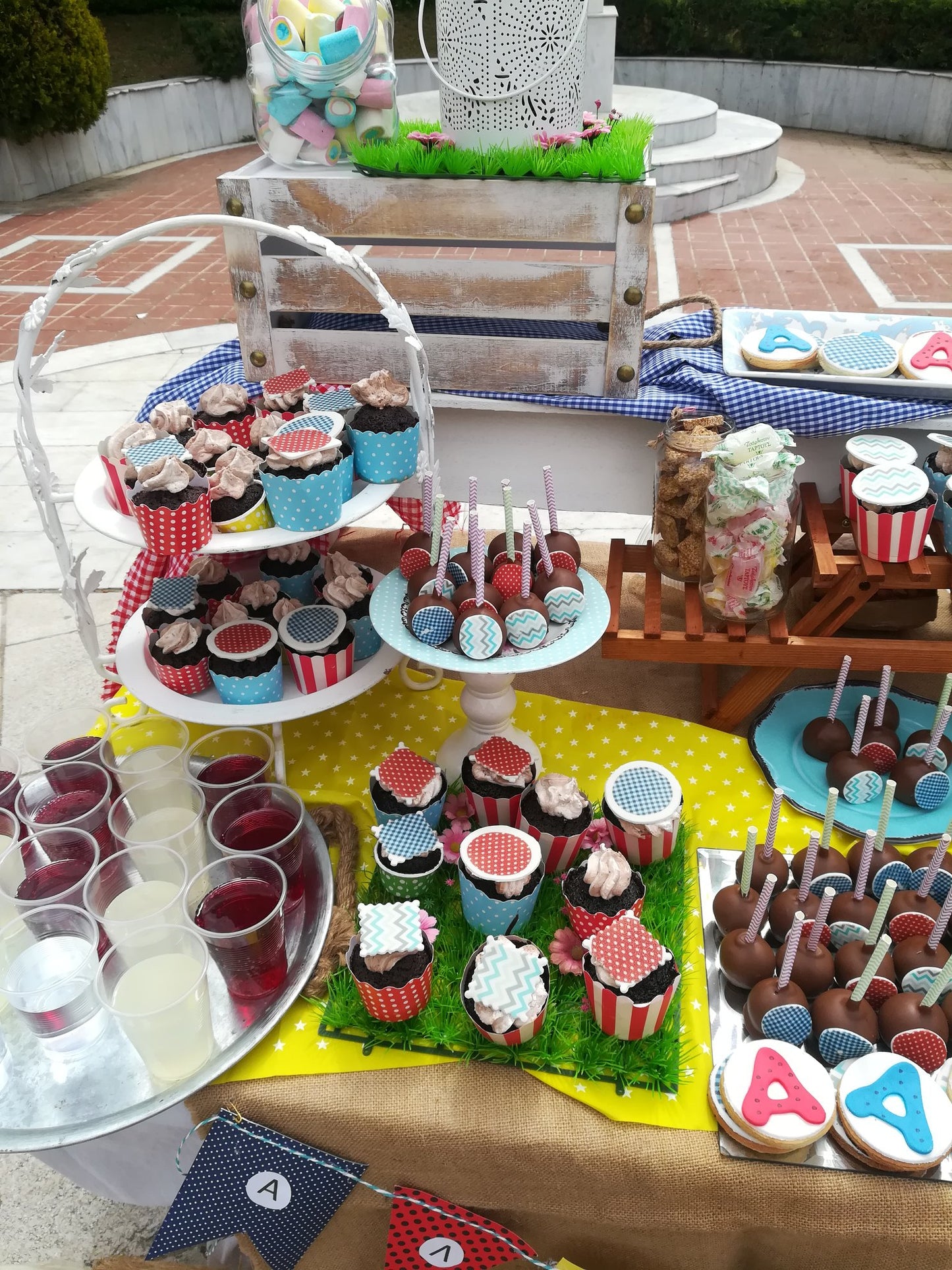 Candy bar 100 ατόμων με θέμα Γεωμετρικά σχήματα