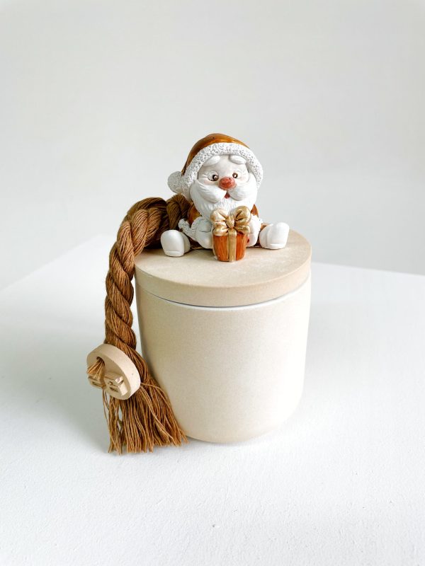 Κουτάκι ψηλό με κερί και Αη Βασίλη με δώρο Έλενα Μανάκου