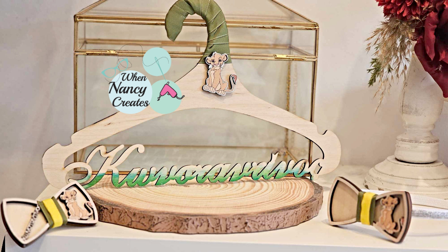 Κρεμάστρα βάφτισης με όνομα και θέμα λιονταράκι