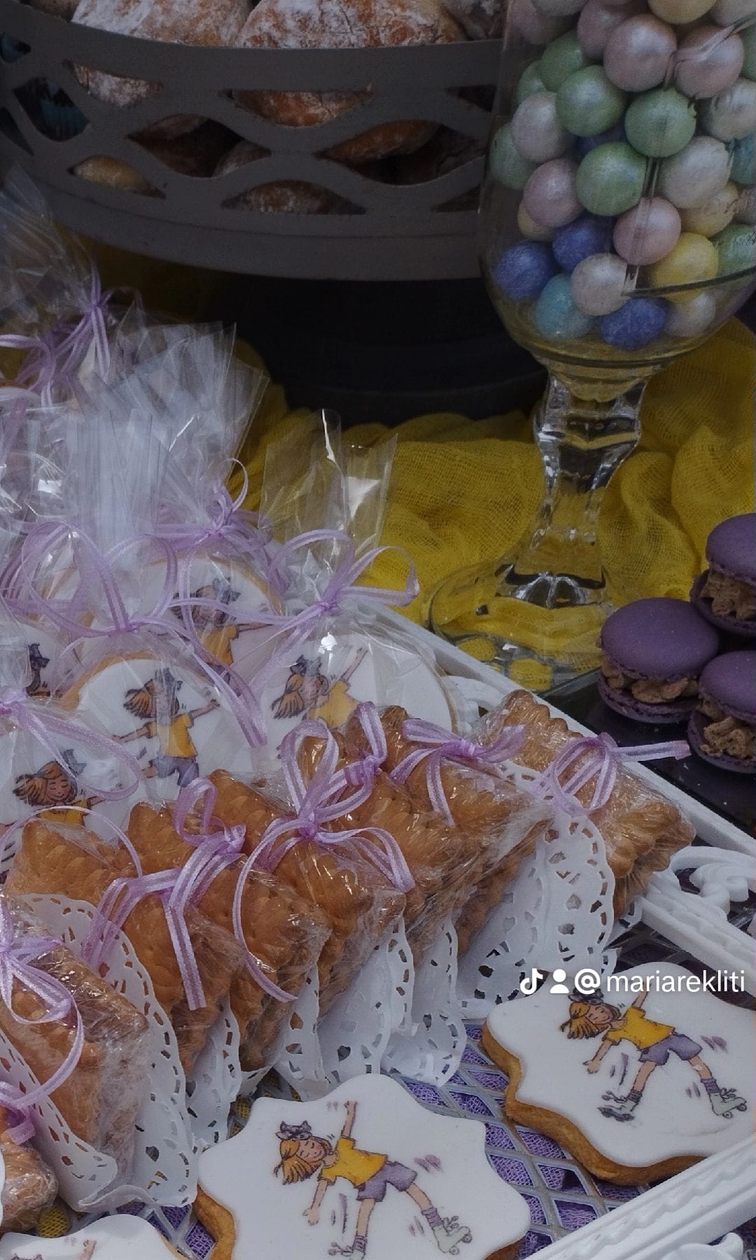 Candy bar 100 ατόμων με θέμα κοριτσάκι με πατίνι