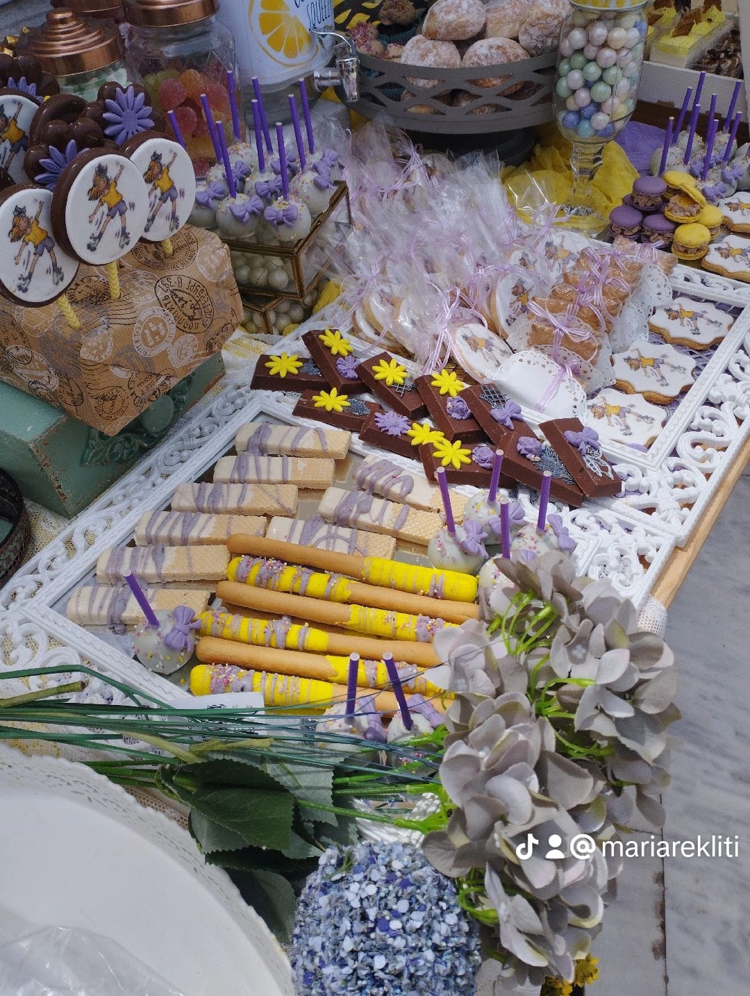 Candy bar 100 ατόμων με θέμα κοριτσάκι με πατίνι