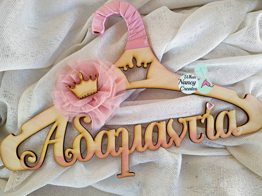 Κρεμάστρα με όνομα για το βαφτιστικό ρούχο με θέμα κορώνα