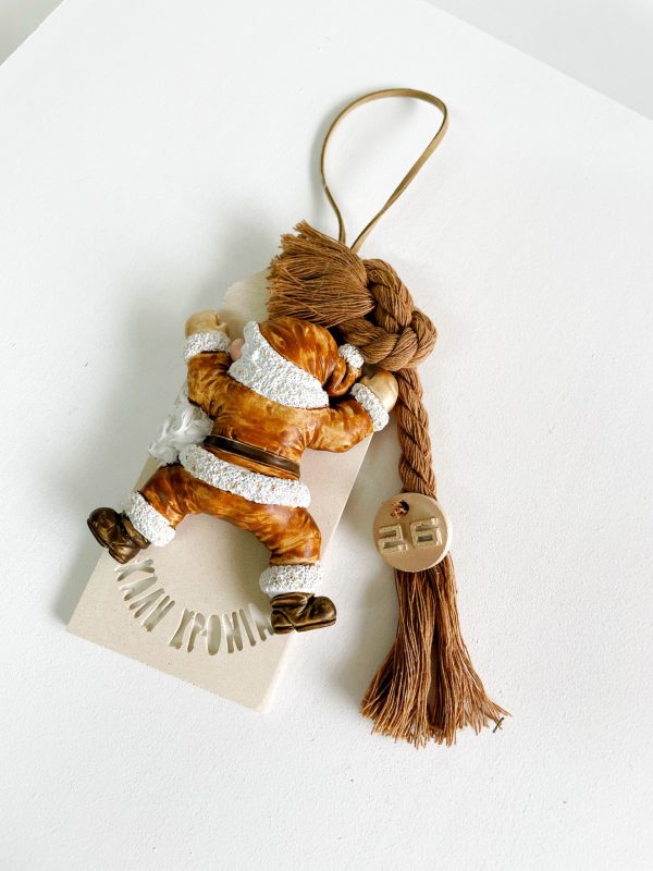 Ταμπελάκι Καλή Χρονιά Αη Βασίλης σκαρφαλώνει Έλενα Μανάκου